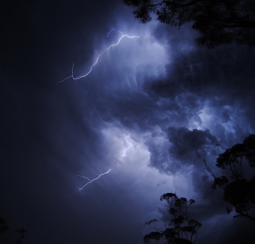 20100402-DSC_0113_lightening_storm_LauraC_crpd_360w.jpg
